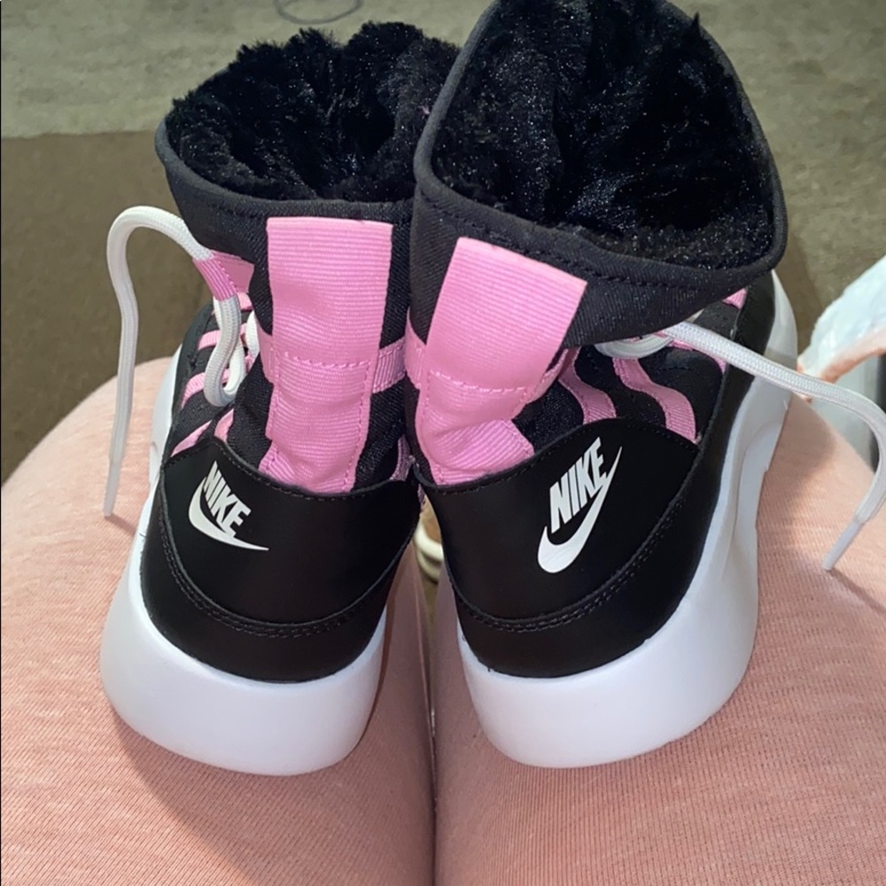Nike - Picture 2 of 4